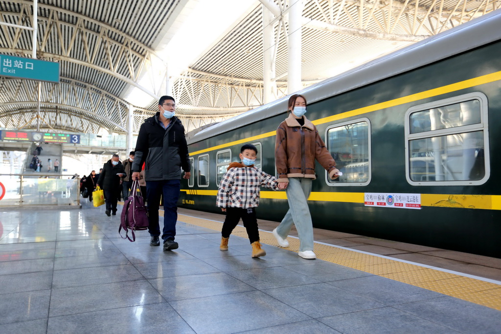 2月16日，旅客在江蘇連雲港東站進站乘車。新華社發（王春攝）