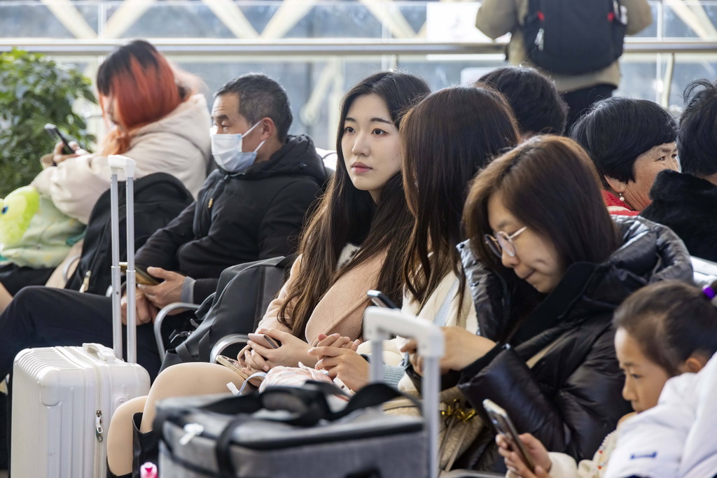 2月16日，旅客在江蘇泰州站候車。新華社發（湯德宏攝）