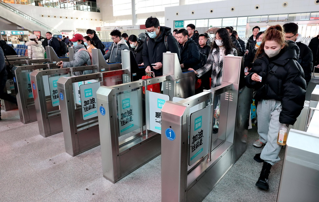 2月16日，旅客在山東棗庄站進站乘車。新華社發（孫中喆攝）
