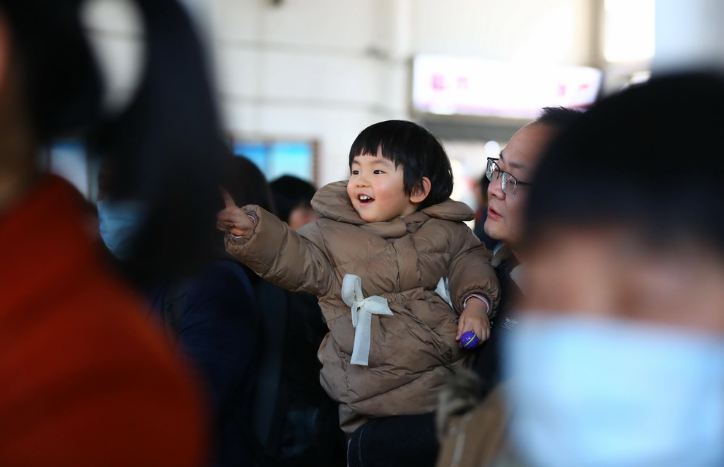 2月16日，一名小朋友在山東滕州站候車。新華社發（李志軍攝）
