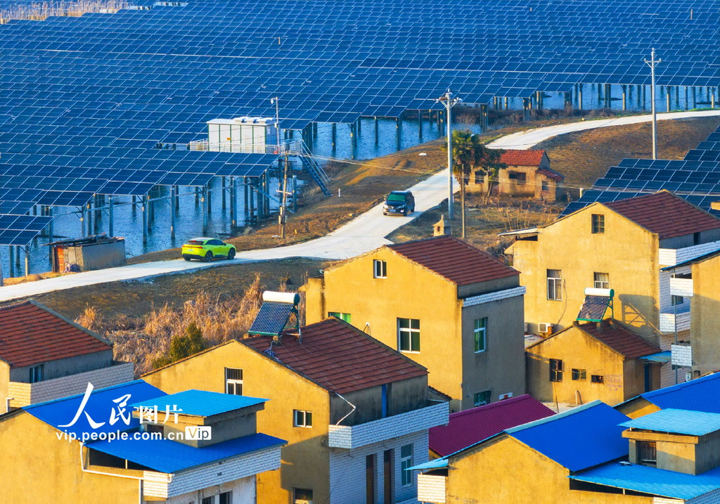 2024年2月16日，湖北省漢川市麻河鎮四聯村民居與光伏發電板構成的鄉村振興畫卷。