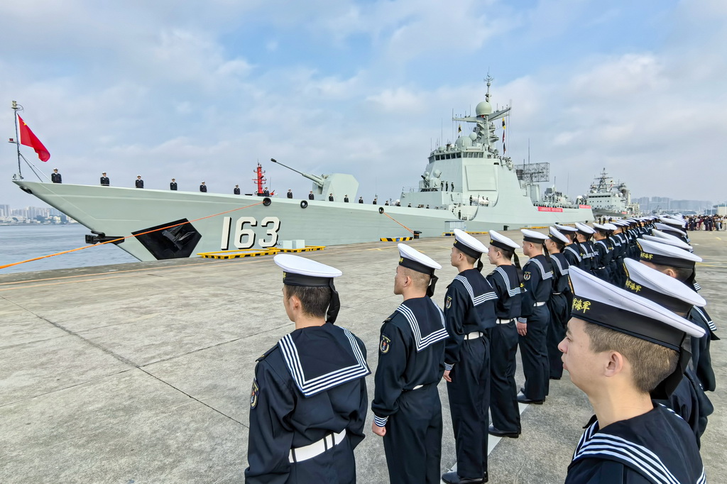 2月21日，中国海军第46批护航编队从广东湛江某军港解缆起航。