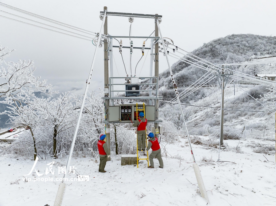 2��23�գ���������ʡ�˲��������ع��繫˾Ա������Ѳ�Ӽ�鹩���豸��