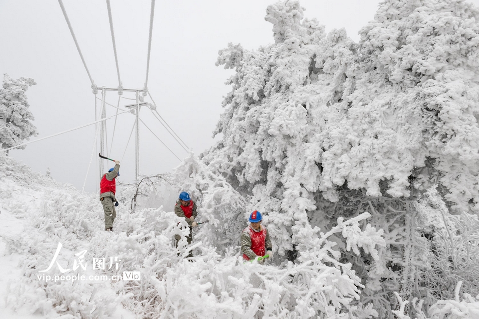 2��23�գ���������ʡ�˲��������ع��繫˾Ա������Ѳ�Ӽ�鹩���豸��
