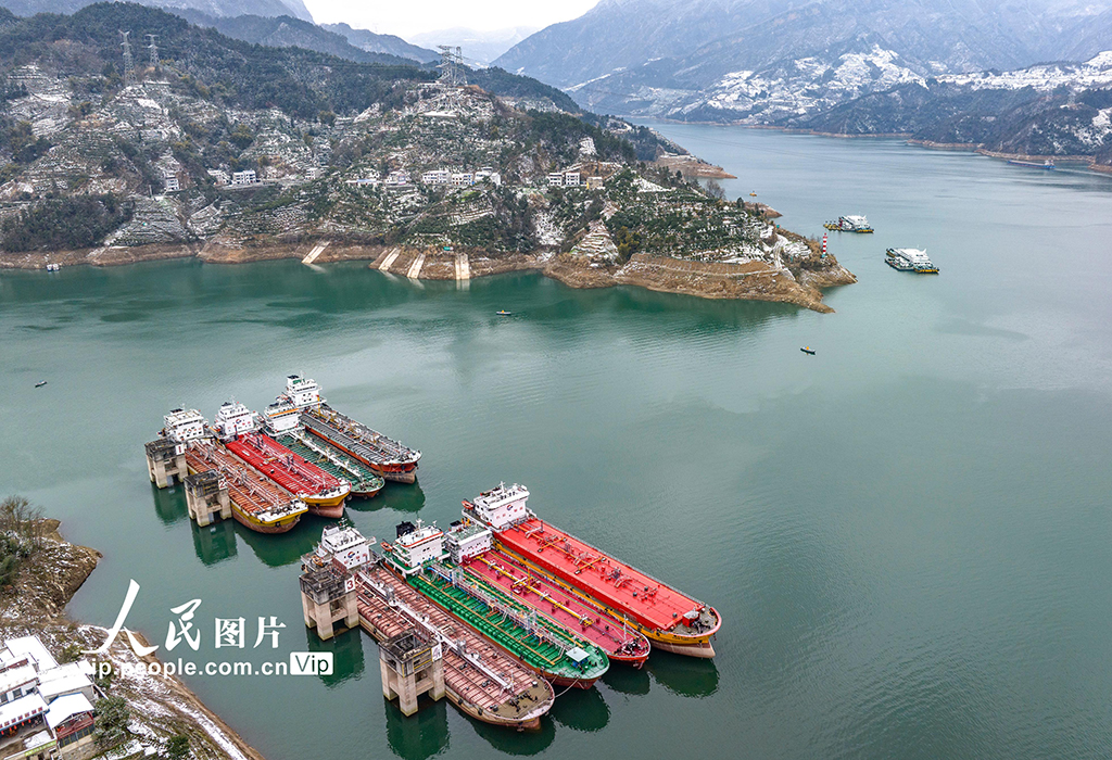  Yichang, Hubei: Safe and orderly dispatching and operation of ships passing the Three Gorges Dam