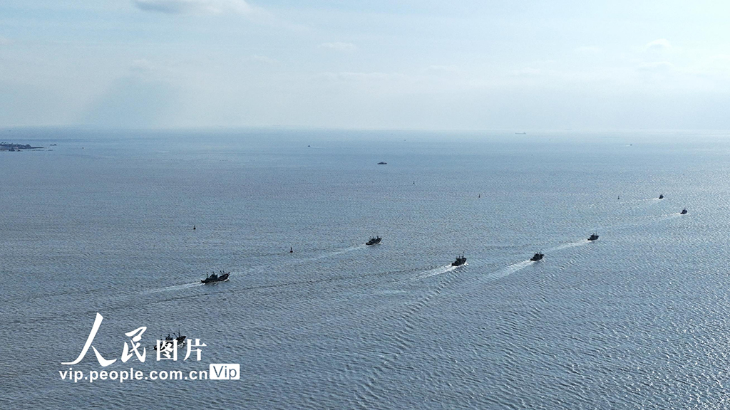  Rongcheng, Shandong: Fishing boats go to sea after the festival