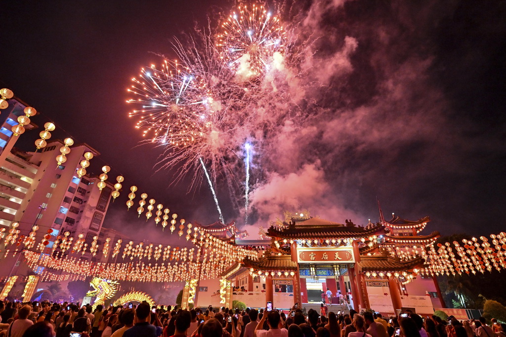 這是2月24日在馬來西亞首都吉隆坡拍攝的天后宮煙花表演，眾多市民到場一同慶祝元宵佳節。新華社記者 程一恆 攝