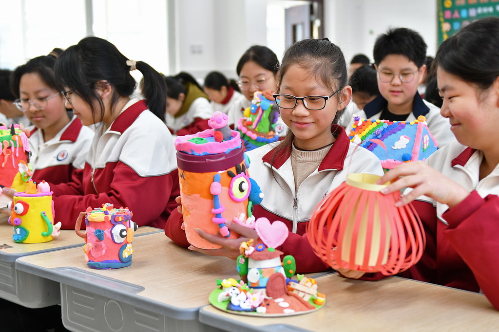 2月26日，在山東省煙台市福山區芝陽山學校，學生在展示寒假期間制作的手工作品。新華社發（孫文潭 攝）
