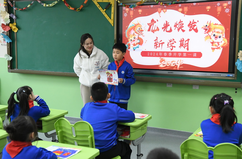 2月26日，在北京市海澱區中關村第四小學，二年級的學生上開學第一課。新華社記者 任超 攝