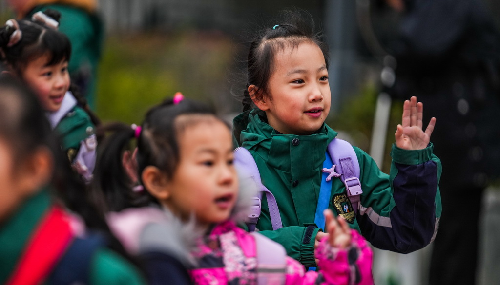 2月26日，貴陽市實驗小學未來方舟分校的學生進入校園，迎接新學期。新華社記者 陶亮 攝