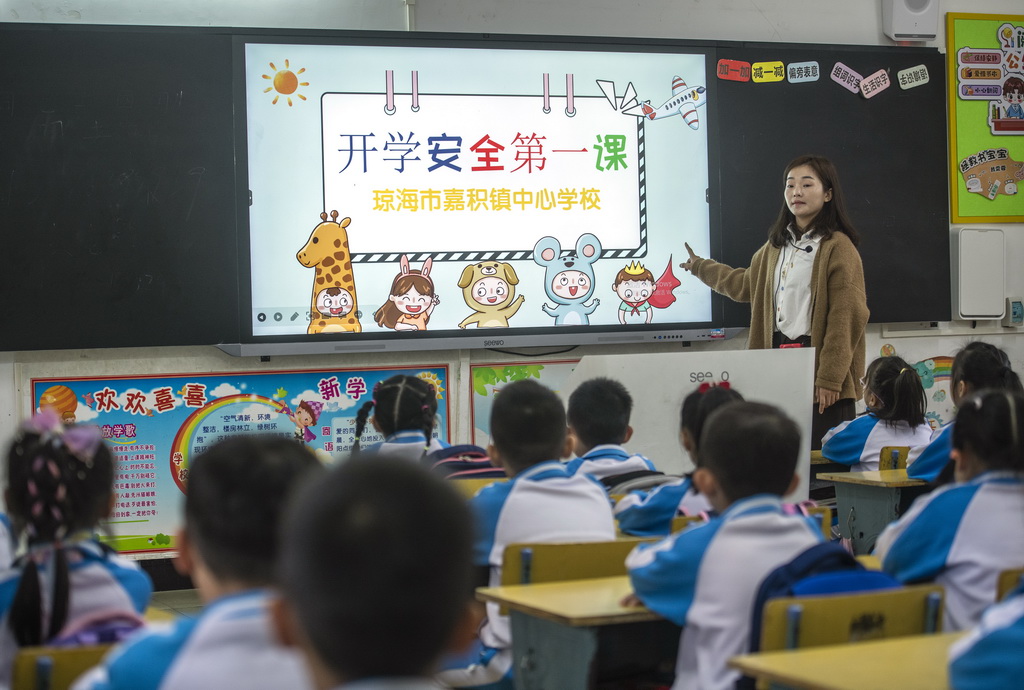 2月26日，海南省瓊海市嘉積鎮中心學校第三小學的老師在開學第一課上為學生進行安全教育。新華社發（蒙鐘德 攝）