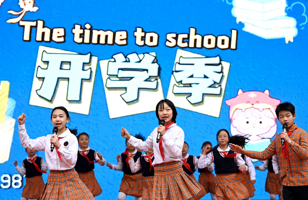 2月26日，西安市未央區方新小學的學生在開學典禮上表演舞蹈。新華社記者 鄒競一 攝