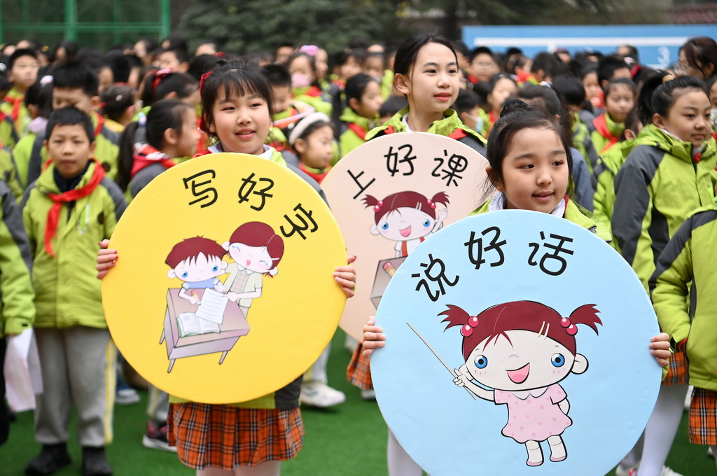 2月26日，西安市未央區方新小學的學生在開學典禮上。新華社記者 鄒競一 攝