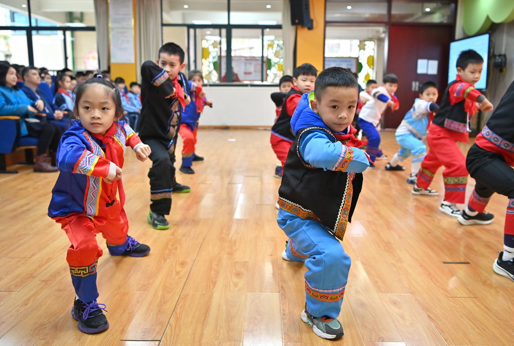 2月26日，在南寧市百花嶺路小學2024年春季學期開學儀式上，孩子們表演壯拳。新華社記者 周華 攝
