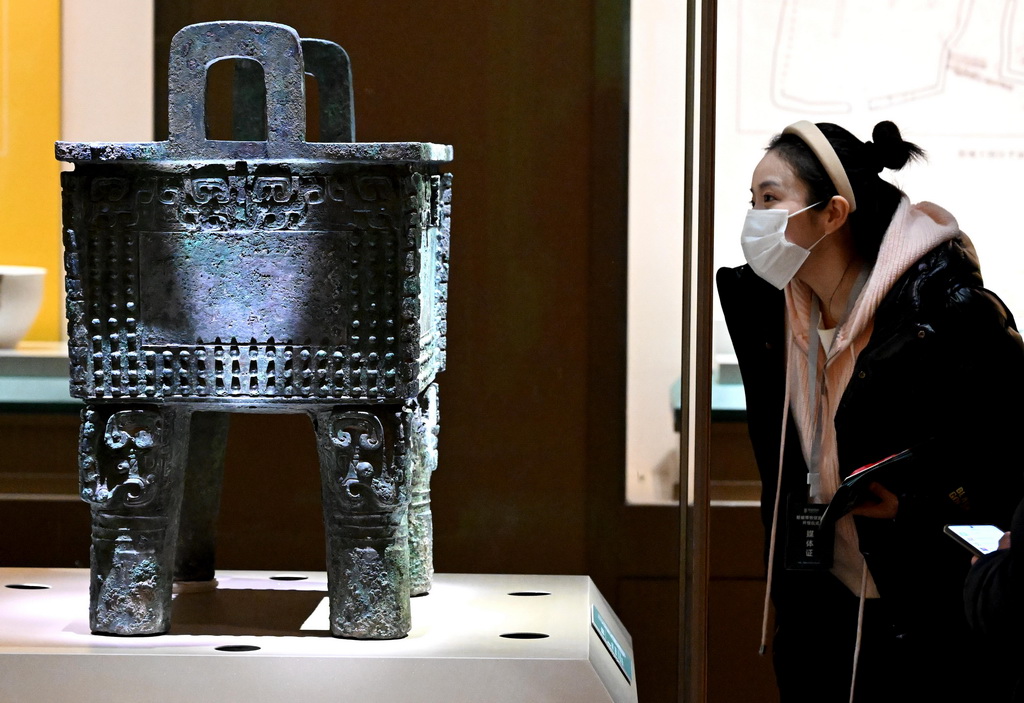 2月26日，參觀者在河南安陽殷墟博物館新館內觀看展品“司母辛”銅鼎。