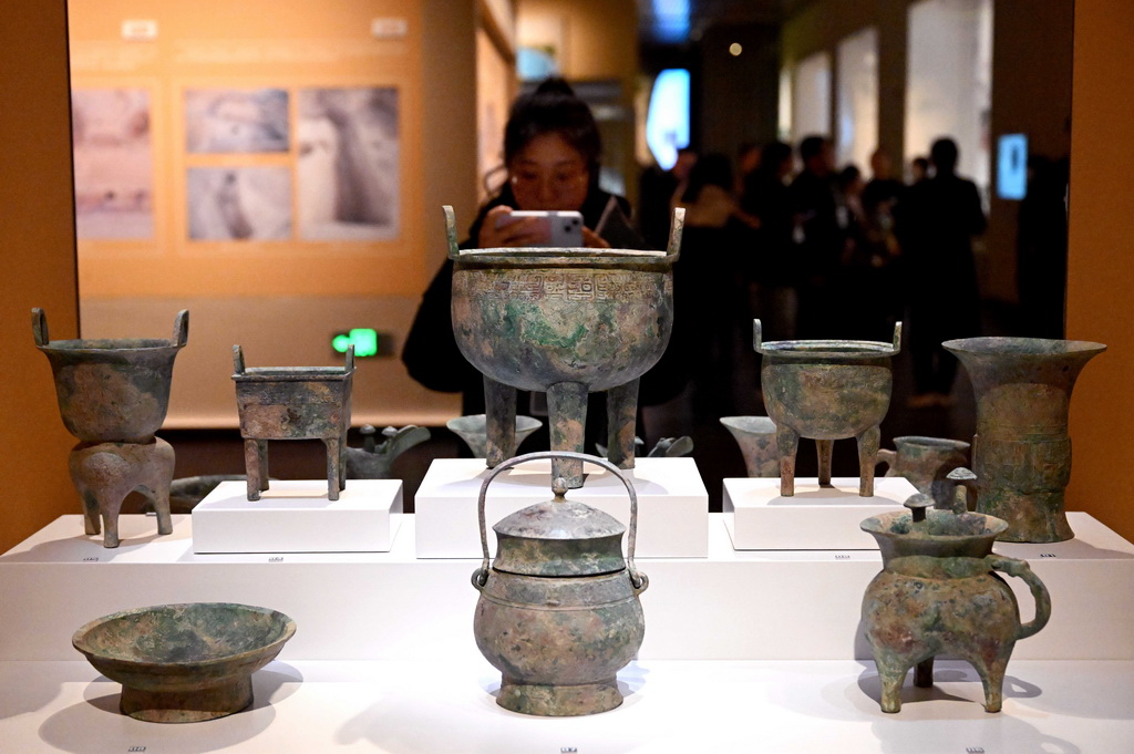 2月26日，參觀者在河南安陽殷墟博物館新館內拍攝展品。