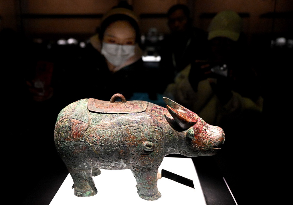 2月26日，參觀者在河南安陽殷墟博物館新館內觀看展品“亞長”牛尊。