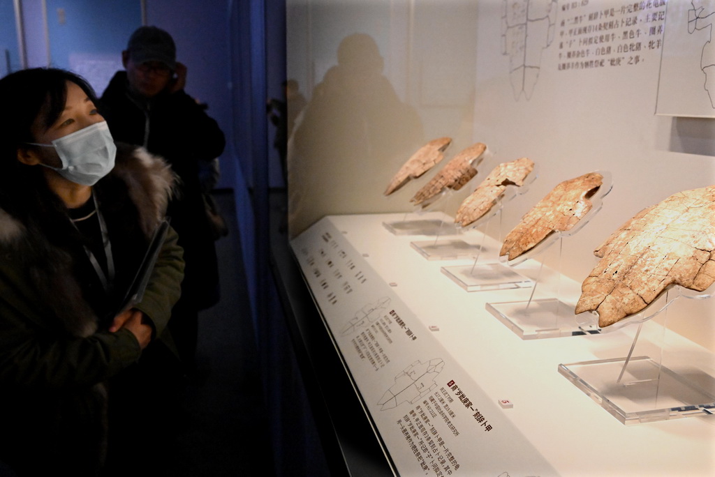 2月26日，參觀者在河南安陽殷墟博物館新館內觀看展出的刻辭卜甲。