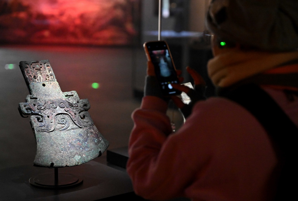 2月26日，參觀者在河南安陽殷墟博物館新館內拍攝展品“亞長”銅鉞。