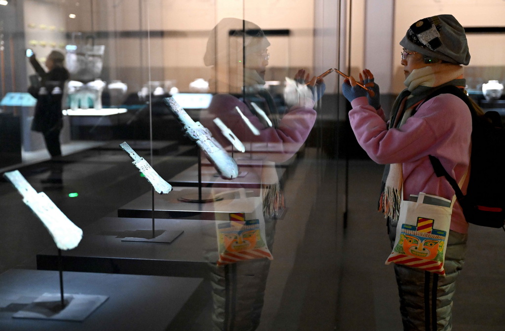 2月26日，參觀者在河南安陽殷墟博物館新館內拍攝展品。
