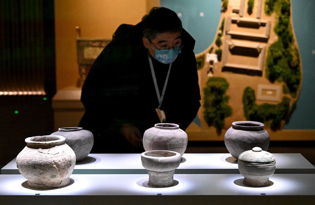 2月26日，參觀者在河南安陽殷墟博物館新館內觀看展品。