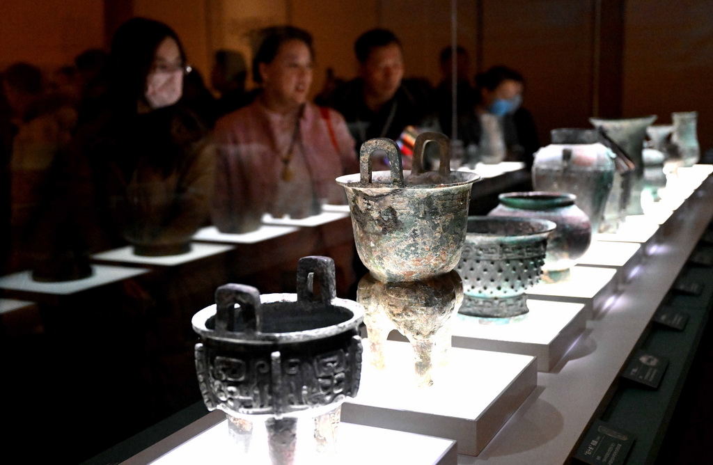 2月26日，參觀者在河南安陽殷墟博物館新館內觀看展品。