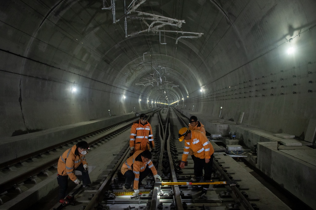 2月27日，鐵路寧波工務段職工在杭溫鐵路磐安隧道內對軌道進行精調作業。