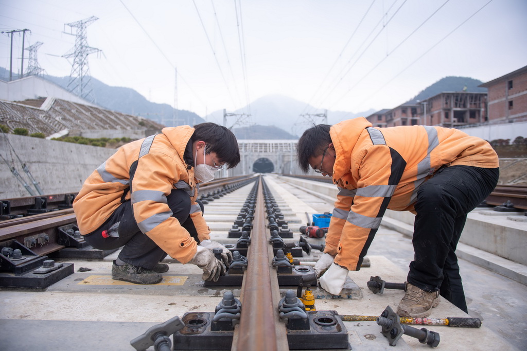 2月27日，鐵路寧波工務段職工對杭溫鐵路軌道進行精調作業。