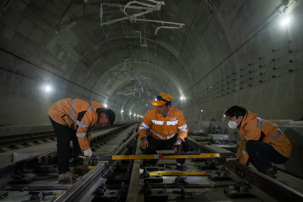 2月27日，鐵路寧波工務段職工在杭溫鐵路磐安隧道內對軌道進行精調作業。