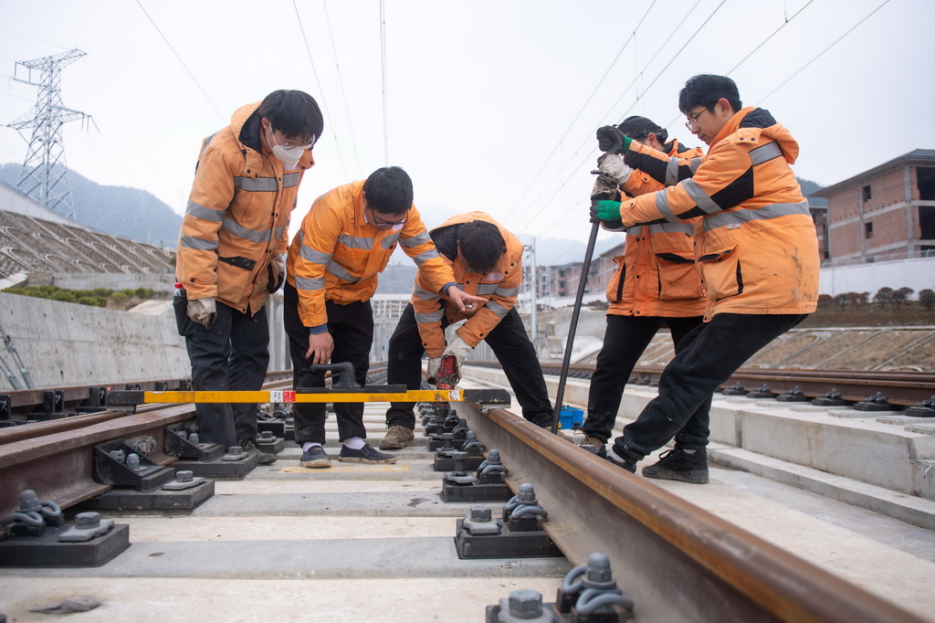 2月27日，鐵路寧波工務段職工對杭溫鐵路軌道進行精調作業。