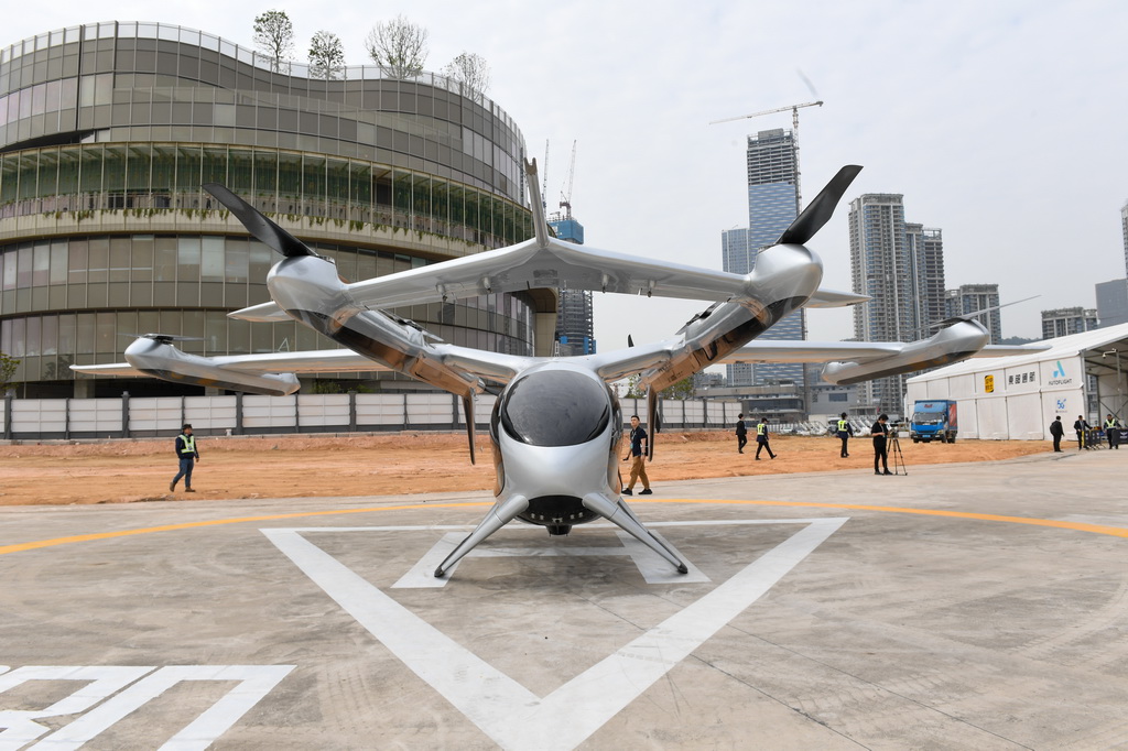 2月27日，5座eVTOL（電動垂直起降）航空器盛世龍在深圳蛇口郵輪母港附近海域上空飛行。