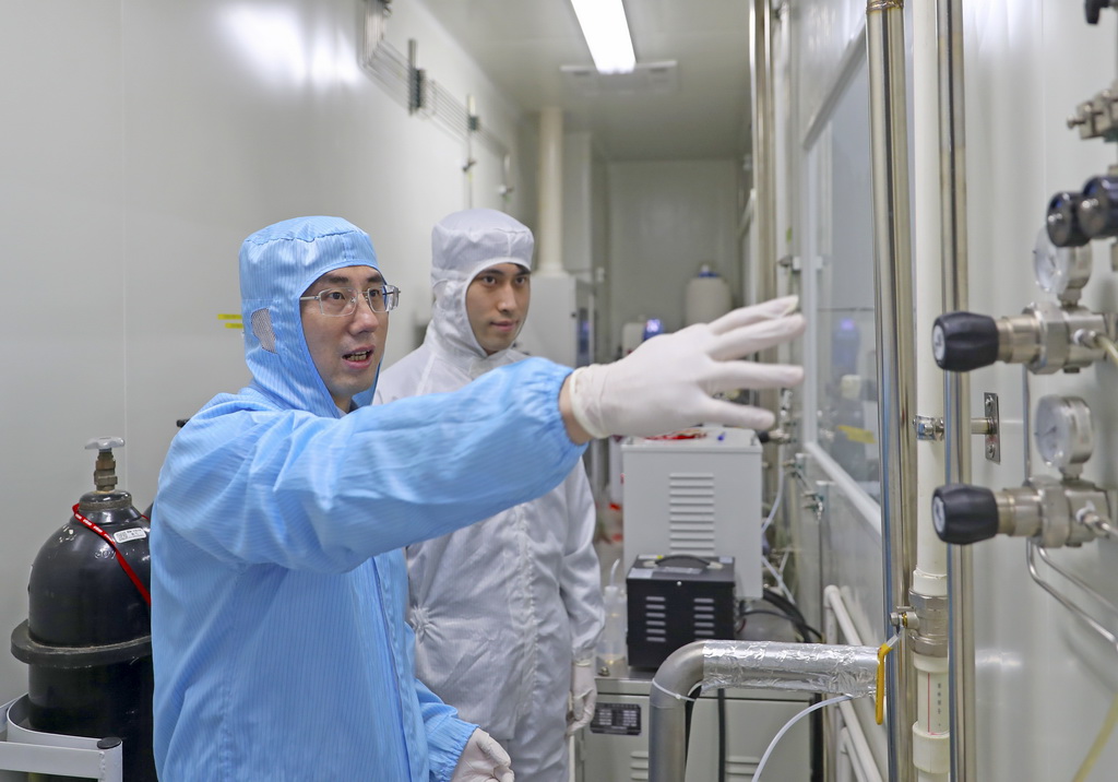 在位於沈陽市的中國科學院金屬研究所納米碳基電子器件超淨實驗室，孫東明（左）指導研究生在實驗過程中學習氣路壓力調節的操作方法（2月24日攝）。