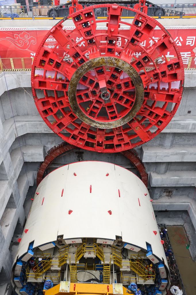 2月28日，重達330噸的“鯤鵬號”盾構機刀盤被吊進盾構井。