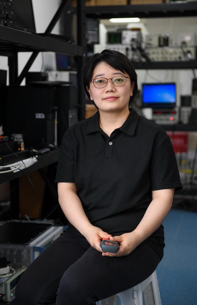 ��������ɣ������ͨѶ�������޹�˾����ĳ����ͣ�2��20���㣩���»������ ë˼ٻ ��