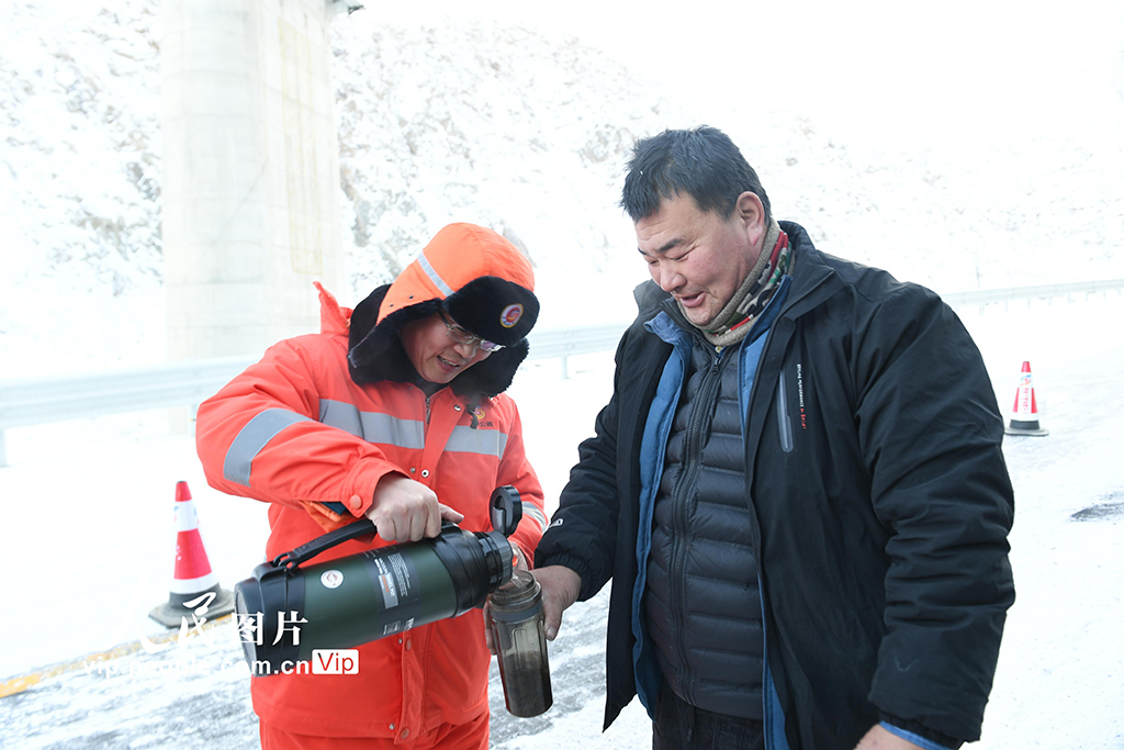 甘肅阿克塞：除冰雪保暢通【8】