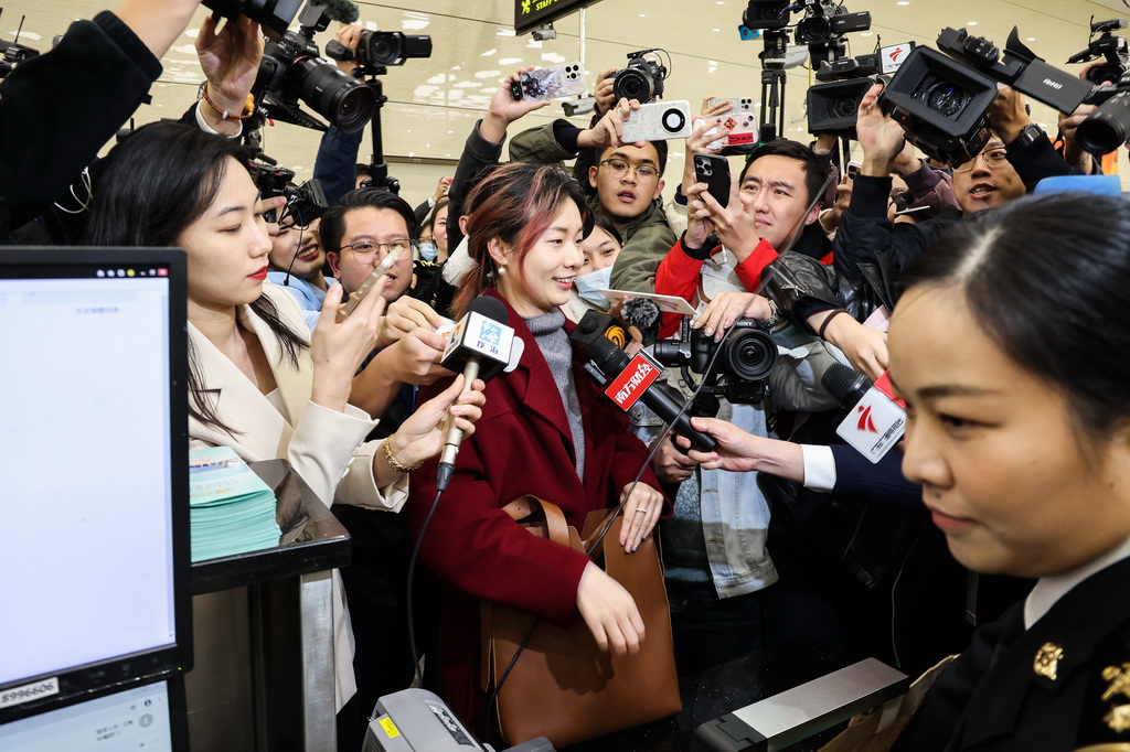 3��1�գ�����������أ����£��ں��ٿڰ�����ý��ɷá����Ǻ���������Ⱥ�������ʽ������к���λͨ�ص��ÿ͡��»������ ����ΰ ��