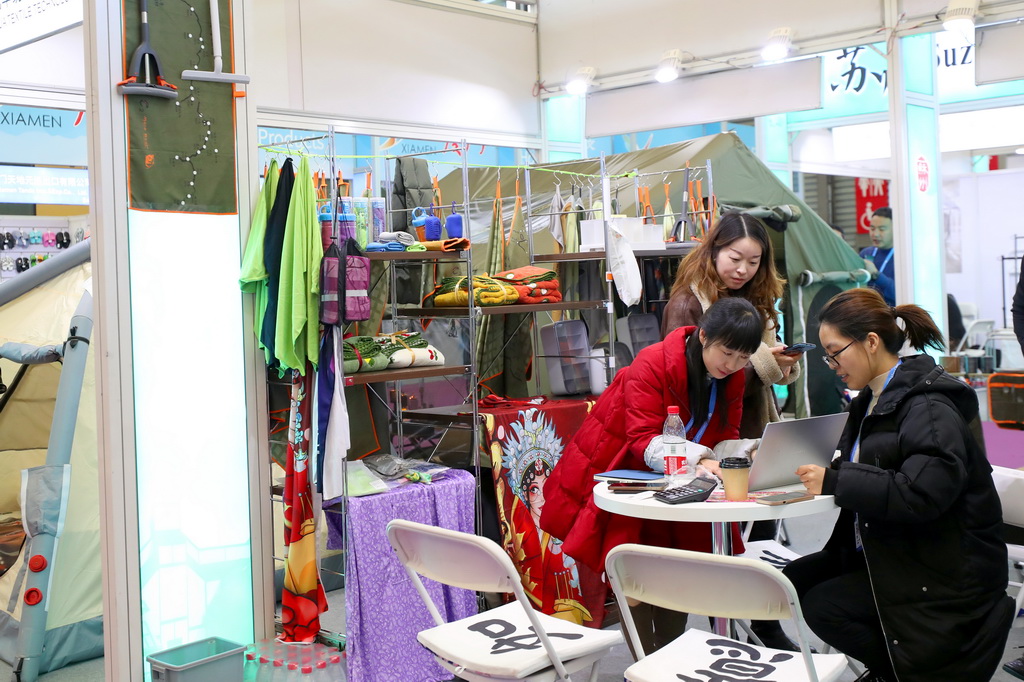 3��1�գ�չ������һ��¶Ӫװ����ҵչ̨�Ͻ���Ǣ̸��