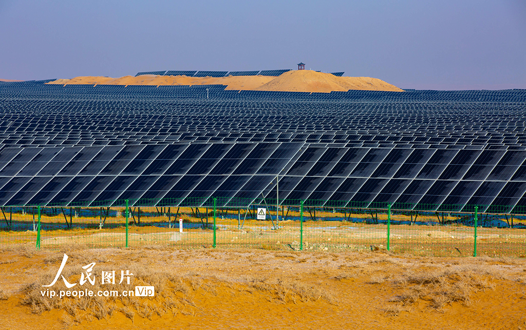 甘肅臨澤：沙漠荒灘變身“綠電”基地