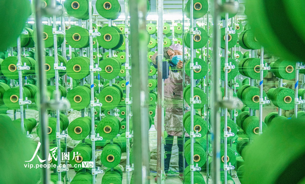 2024年3月2日，在江蘇省宿遷市宿豫區曹集鄉源豐紡織科技有限公司車間裡，工人正在加緊生產，趕制訂單。
