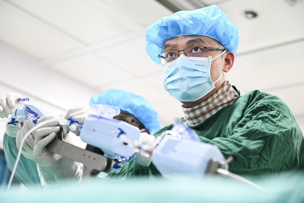 在南京市第一醫院，張俊杰和團隊在心導管室為患者進行經導管二尖瓣緣對緣修復手術（2月20日攝）。