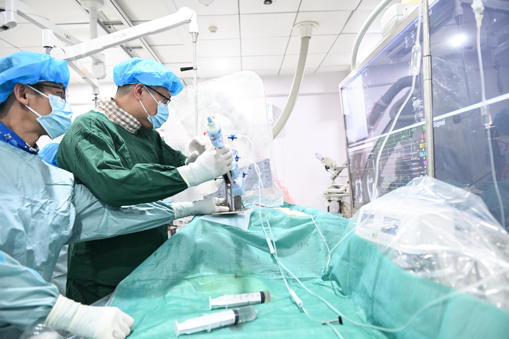 在南京市第一醫院，張俊杰（右）和團隊在心導管室為患者進行經導管二尖瓣緣對緣修復手術（2月20日攝）。