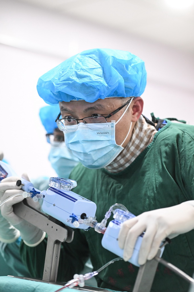 在南京市第一醫院，張俊杰和團隊在心導管室為患者進行經導管二尖瓣緣對緣修復手術（2月20日攝）。
