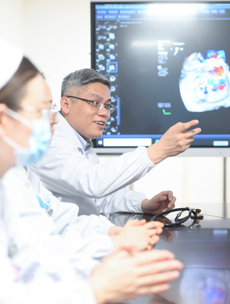 在南京市第一醫院，張俊杰（右一）和同事進行業務研討（2月20日攝）。