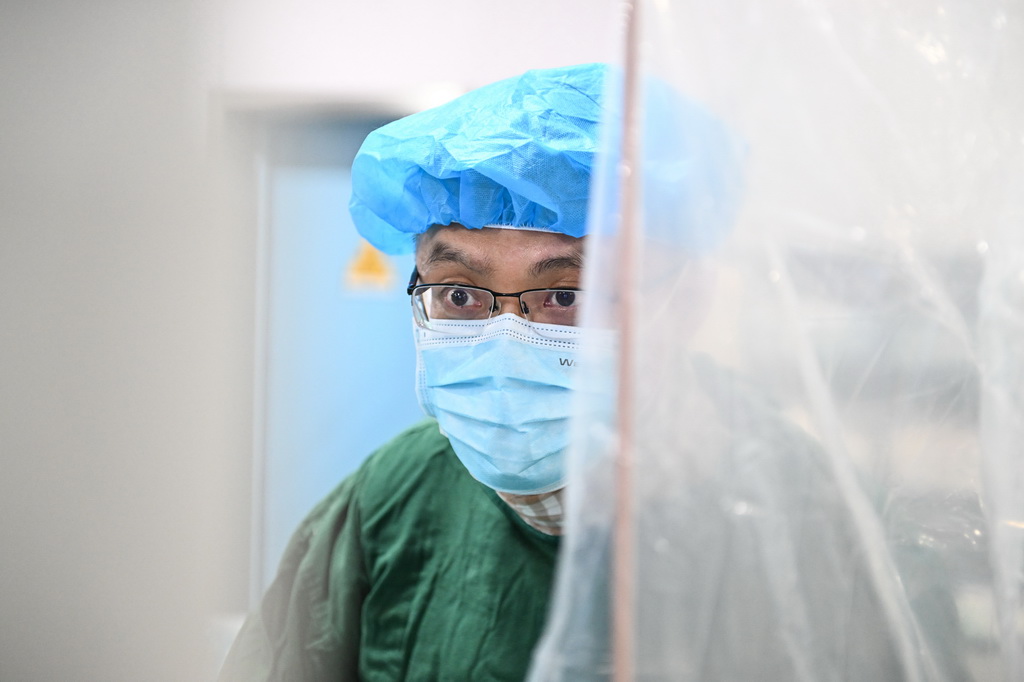 在南京市第一醫院，張俊杰在心導管室為患者進行經導管二尖瓣緣對緣修復手術（2月20日攝）。