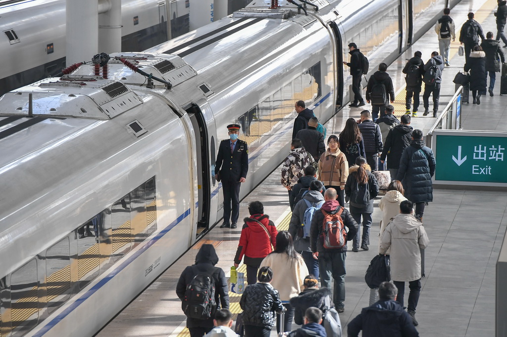 3月5日，旅客在長春站陸續登車。新華社記者 張楠 攝