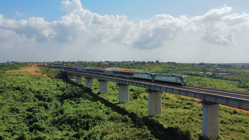 2023年12月5日，拉伊鐵路貨運列車行駛在尼日利亞奧貢州。新華社發（蘭元洪攝）