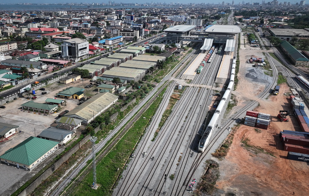 3月2日，在尼日利亞拉各斯，列車從拉伊鐵路莫博拉吉·約翰遜火車站駛出（無人機照片）。新華社記者 韓旭 攝