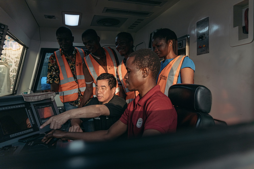 2月27日，在尼日利亞拉各斯，拉伊鐵路的中方員工指導當地新進學員學習機車知識。新華社發（庄艷輝攝）