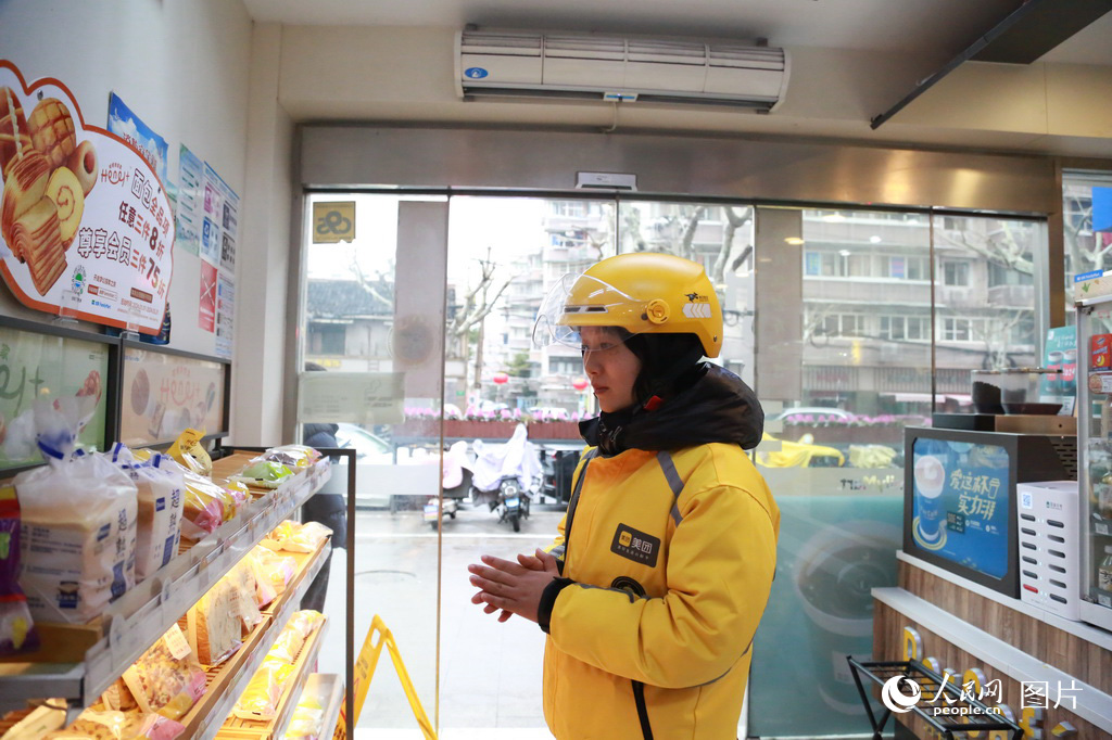 為了節省時間，即便是辛苦了一上午，黃夢丹還是選擇在便利店買點“速食”充飢。