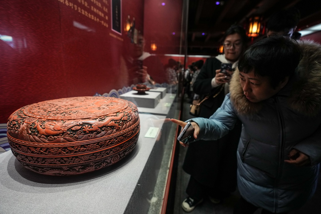 3月9日拍摄的沈阳故宫博物院展出的龙纹文物。
